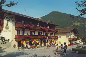Der Platzlhof in früheren Jahren Historische Außenansicht des Platzlhof in Ried im Zillertal mit Bergen im Hintergrund