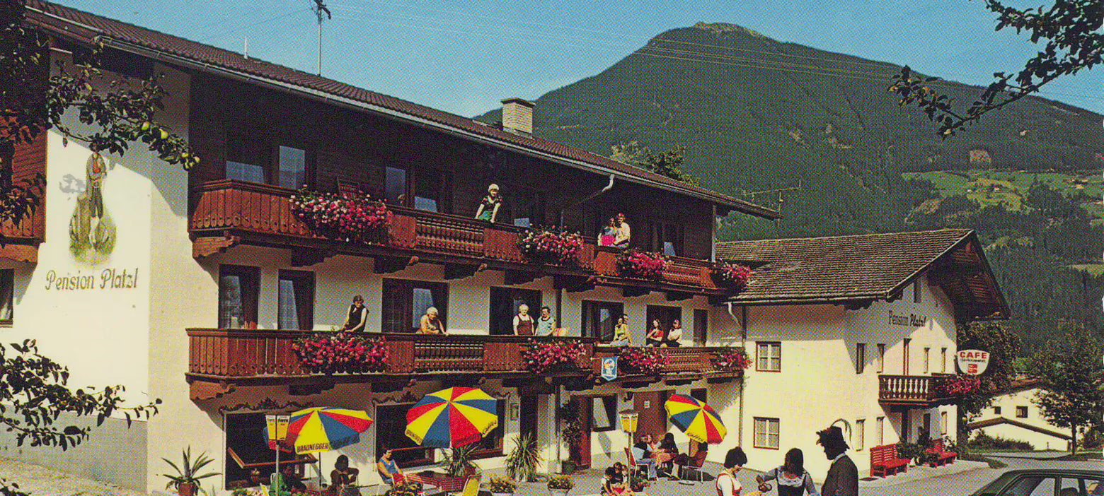 Der Platzlhof in früheren Jahren Historische Außenansicht des Platzlhof in Ried im Zillertal mit Bergen im Hintergrund