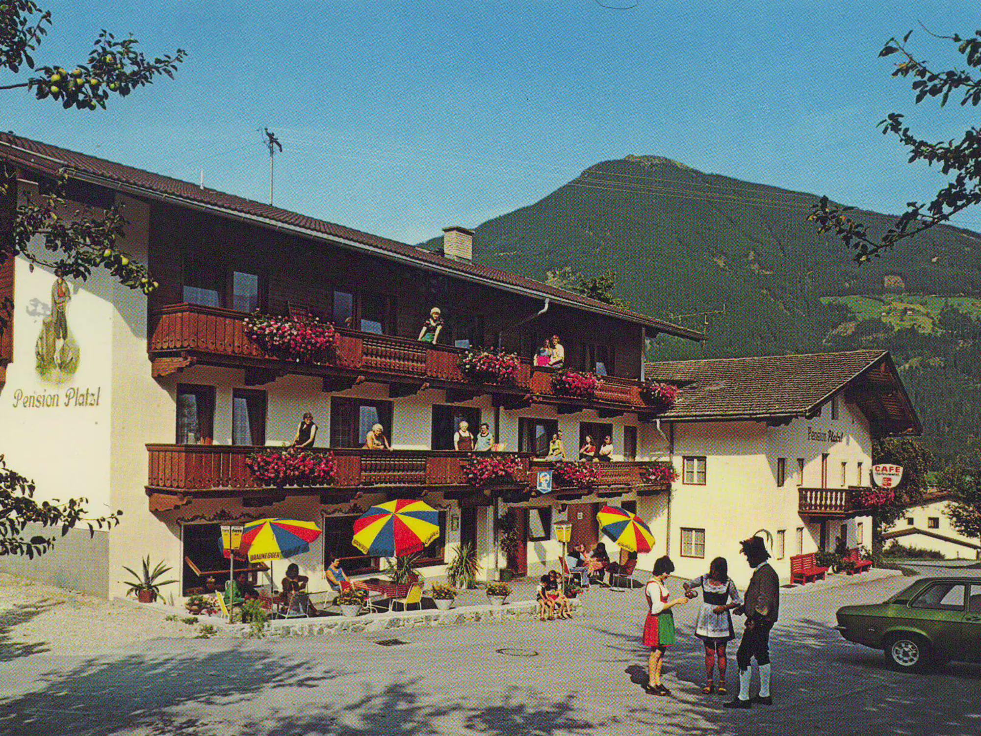 Der Platzlhof in früheren Jahren Historische Außenansicht des Platzlhof in Ried im Zillertal mit Bergen im Hintergrund