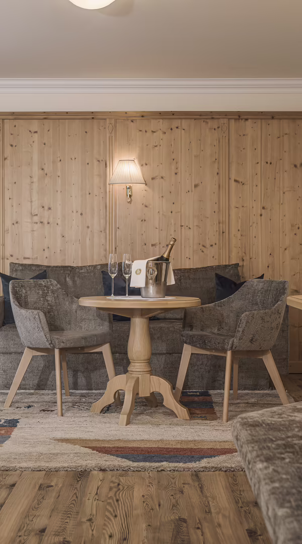 Wohnbereich der Feriensuite Zillertal mit bequemer Sitzecke, Esstisch und wohnlicher Atmosphäre.