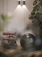 3 Yogamatten und ein Fitnessball stehen zur Verwendung bereit