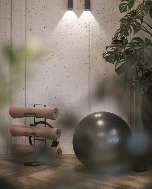 3 Yogamatten und ein Fitnessball stehen zur Verwendung bereit