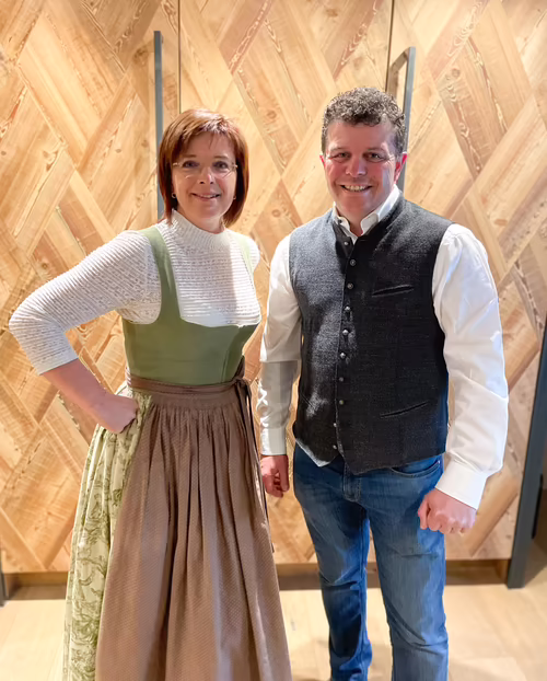 Andrea und Michael stehen vor dem vertäfelten Schrank in einer Suite im Hotel Platzlhof