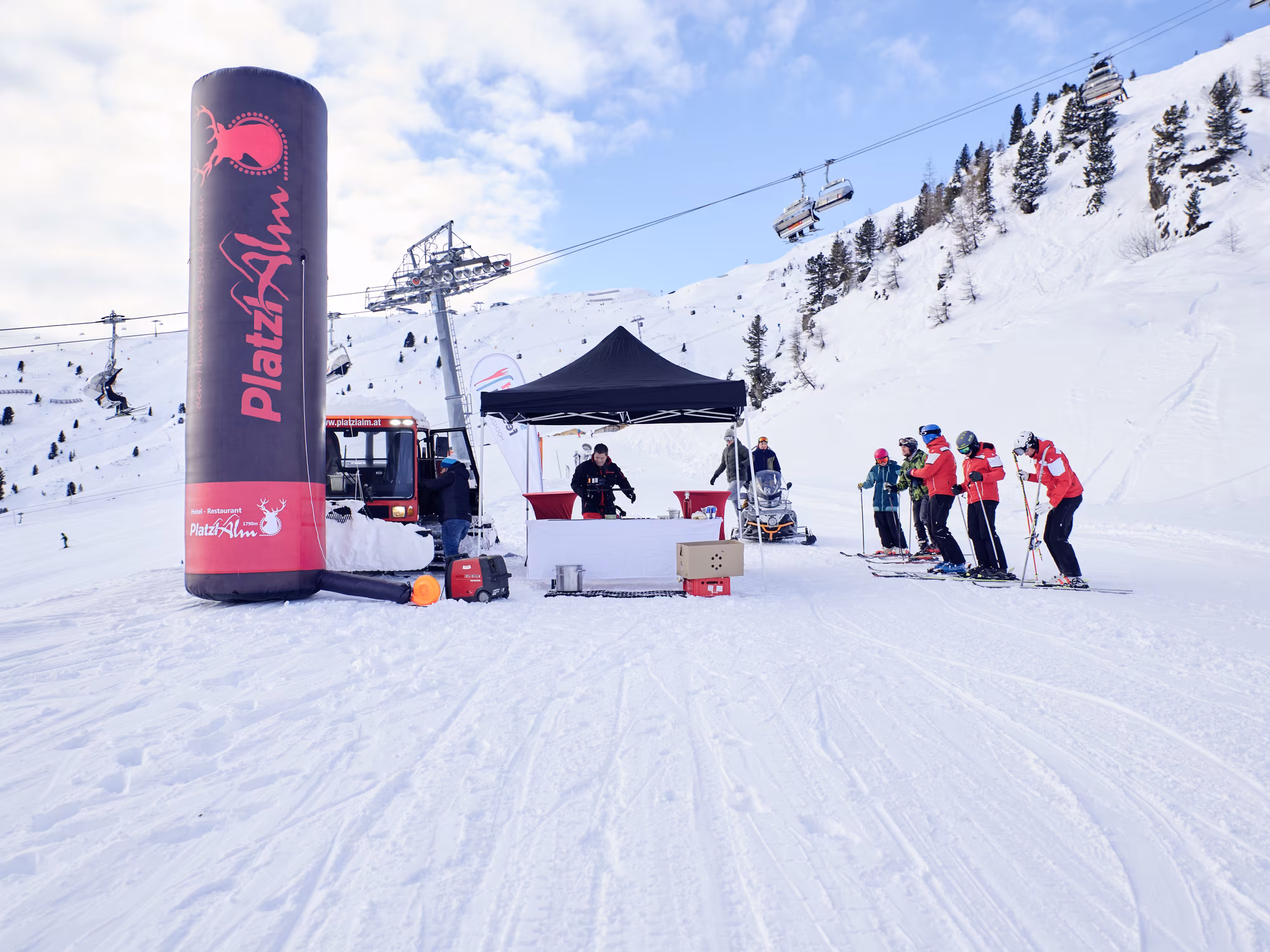 Skifood Festival in Hochzillertal Stand mitten auf der Piste im Skigebiet für gratis Kostproben während einer Veranstaltung