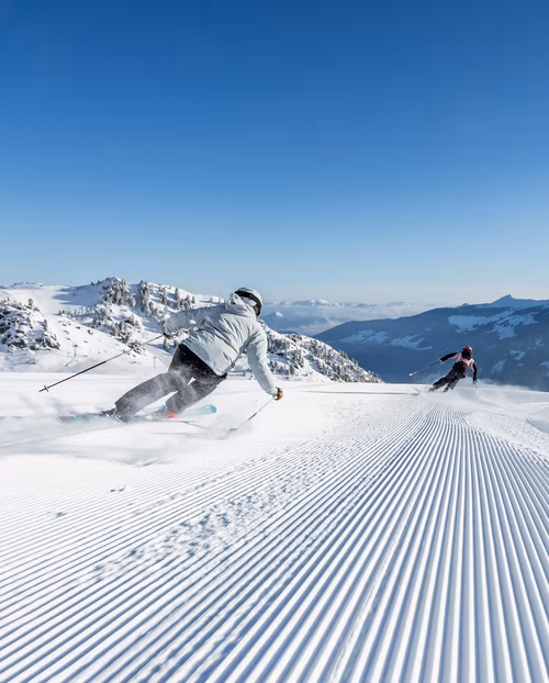 Skifahrer in Hochzillertal ©Erste Ferienregion im Zillertal, Andi Frank Ski-Fahrer gleiten auf frisch präparierter Piste im Skigebiet Hochzillertal