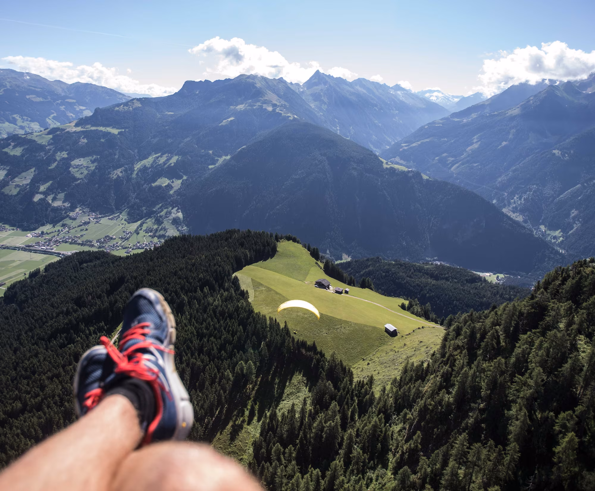 Paragliding im Zillertal © TVB Mayrhofen, Dominic Ebenbichler Blick auf die Berglandschaft von einem Paragleiter aus betrachtet