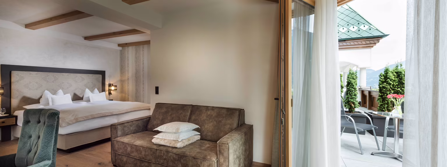 Balkonzugang in der Taxachgraflsuite Blick aus der Taxachgraflsuite auf die Balkontür mit Zugang zum privaten Balkon und viel Tageslicht im Zimmer.