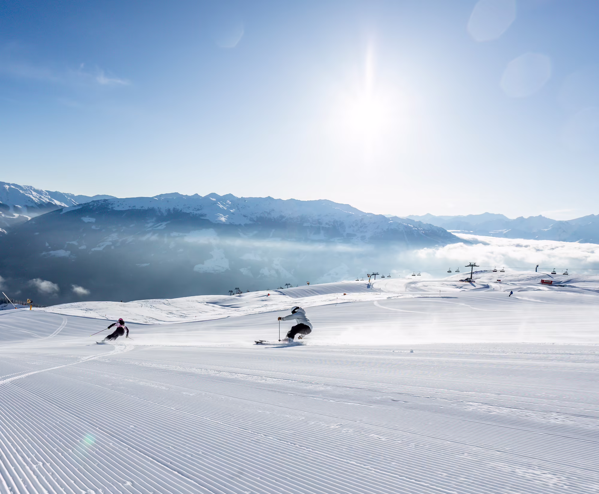 Die ersten Spuren ziehen in Hochzillertal ©Erste Ferienregion im Zillertal, Andi Frank Skifahrer ziehen die ersten Spuren über die menschenleere Skipiste