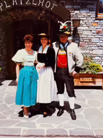 Anni, Karl und Andrea Wimpissinger vor dem alten Platzlhof Eingang Anni, Karl und Andrea Wimpissinger stehen vor der alten Eingangstür vom Hotel Platzlhof