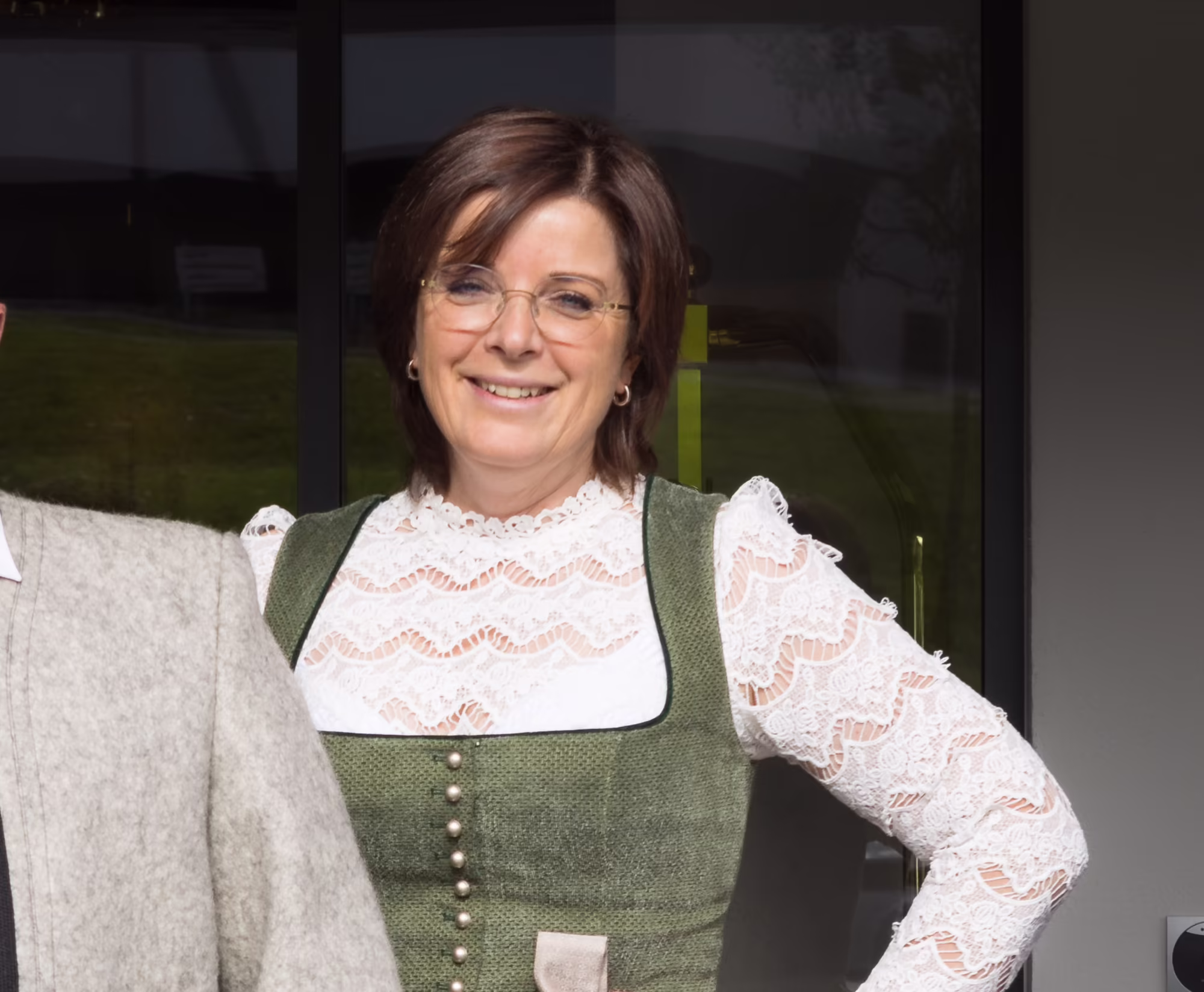 Geschwister Wimpissinger – Gastgeber im Platzlhof Andrea, Michael und Martin Wimpissinger in Tiroler Tracht vor dem Eingang des Hotel Platzlhof in Ried im Zillertal