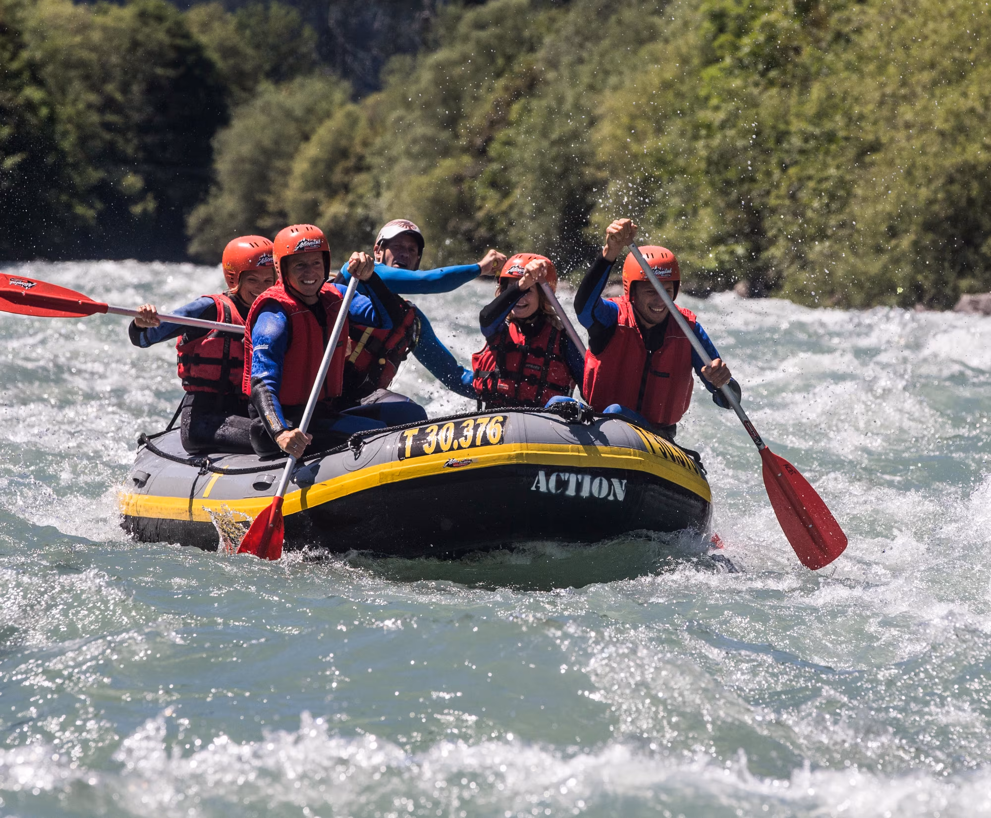 Rafting über den Ziller Archiv TVB Mayrhofen © Dominic Ebenbichler Fünf Personen im Schlauchboot paddeln durch reißendes Wasser.