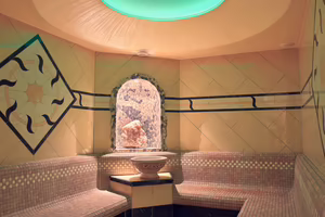 Sauna im Wellnesshotel Platzlhof. Eine sanfte Beleuchtung schafft eine entspannende Atmosphäre.