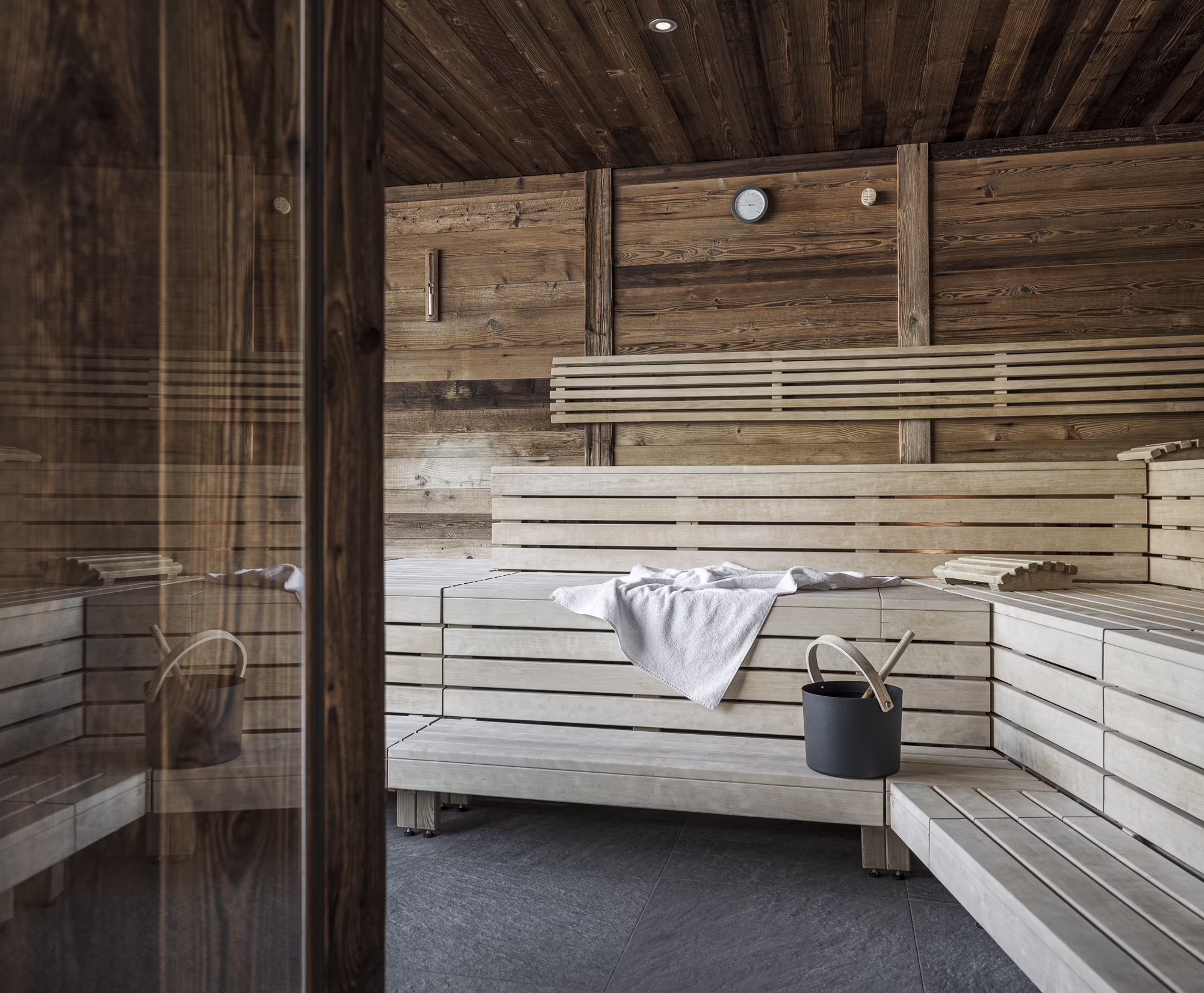 Gemütliche Holzsauna im Wellnessbereich des Hotel Platzlhof mit großzügigen Sitz- und Liegeflächen.