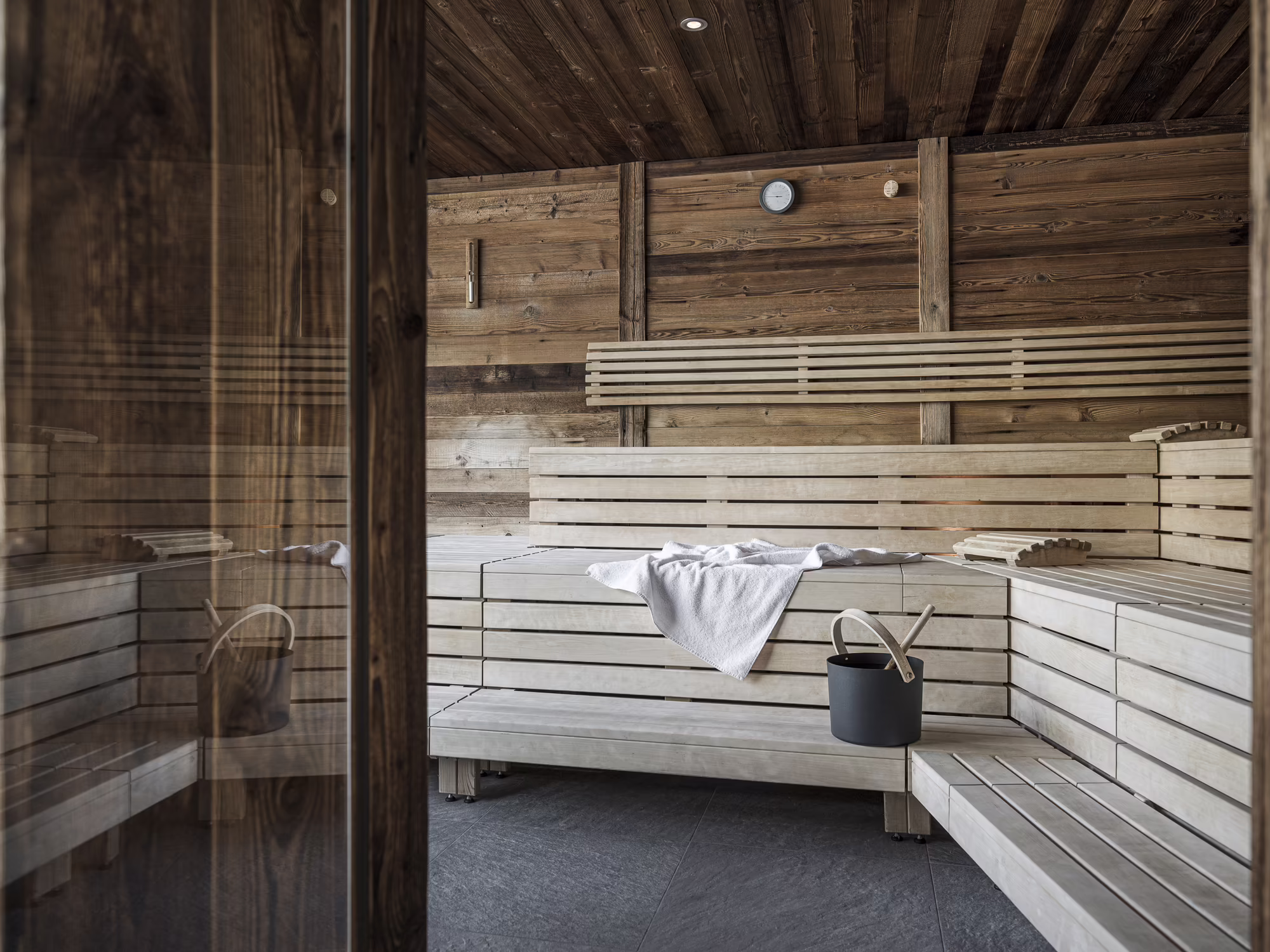 Sauna im Wellnessbereich des Hotel Platzlhof Gemütliche Holzsauna im Wellnessbereich des Hotel Platzlhof mit großzügigen Sitz- und Liegeflächen.