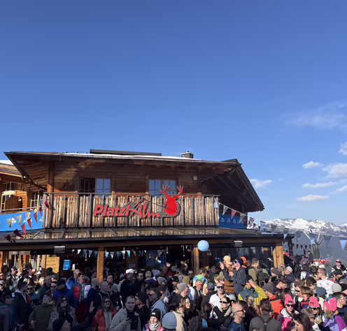 Alpicon Festival auf der Platzlalm mit vielen Gästen bei blauem Himmel
