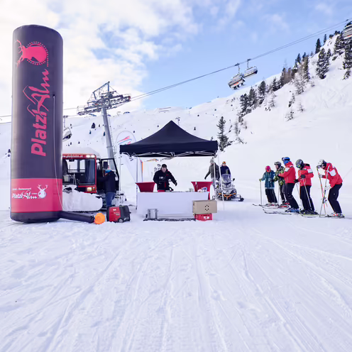 Stand mitten auf der Piste im Skigebiet für gratis Kostproben während einer Veranstaltung 