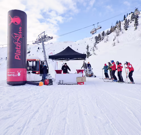 Skifood Festival in Hochzillertal Stand mitten auf der Piste im Skigebiet für gratis Kostproben während einer Veranstaltung