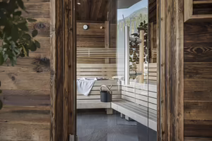Stilvolle Sauna mit viel Holz und gemütlichen Liegeflächen im Wellnessbereich des Hotel Platzlhof.