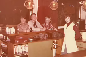 Die alte Bar im Platzlhof Historisches Foto der Bar im Hotel Platzlhof in Ried im Zillertal