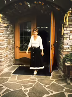 Oma Anni in frühen Jahren als Wirtin vom Platzlhof Anni Wimpissinger, Wirtin vom Platzlhof, in einem historischen Foto