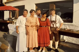 Familie Wimpissinger vor dem Platzlhof auf der Terrasse Historisches Foto der Familie Wimpissinger vor dem Hotel Platzlhof in Ried im Zillertal