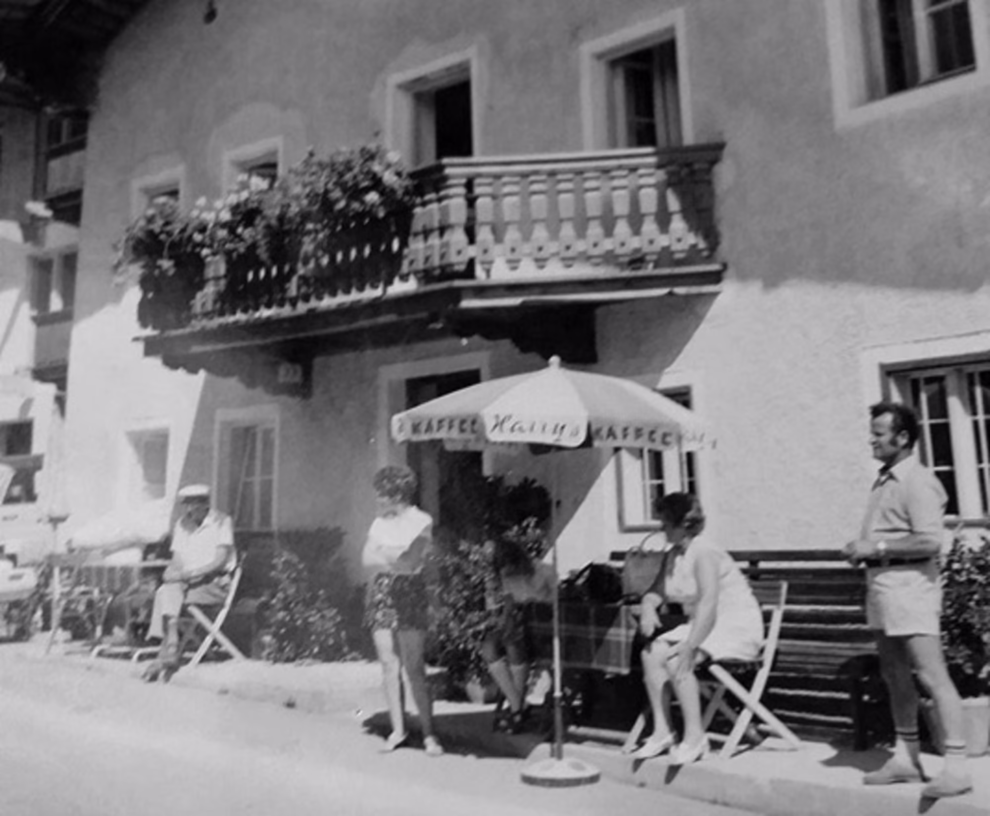 Die alte Pension Platzl vor 1971 Schwarz-Weiß-Foto des alten Hauses in Ried im Zillertal etwa um 1970