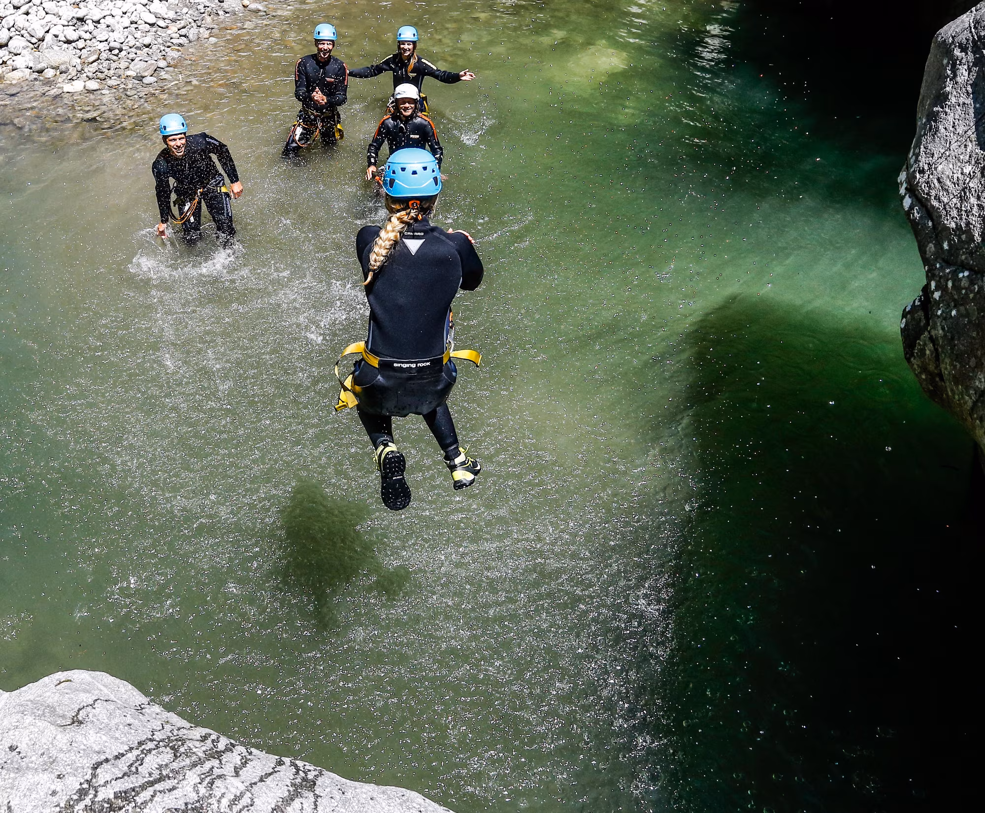Canyoning Archiv TVB Mayrhofen © Dominic Ebenbichler Menschen beim Canyoning, springen in klares Wasser zwischen Felsen.