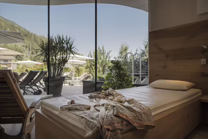 Komfortable Wellnessliegen im stilvollen Ruhebereich des Hotel Platzlhof.